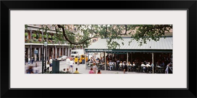 Louisiana, New Orleans, French Quarter, Cafe Du Monde, Tourist sitting in outdoor cafe