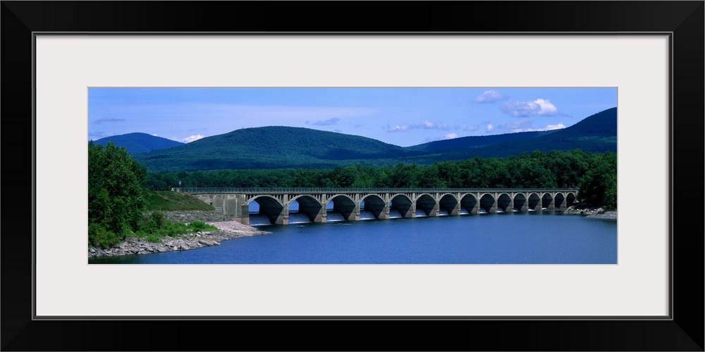 New York, Catskills, Ashokan Reservoir and bridge