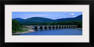 New York, Catskills, Ashokan Reservoir and bridge