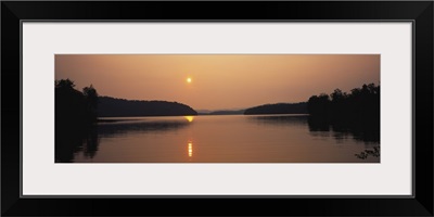 Reflection of sun in a lake, Lake Chatuge, Western Mountains, North Carolina