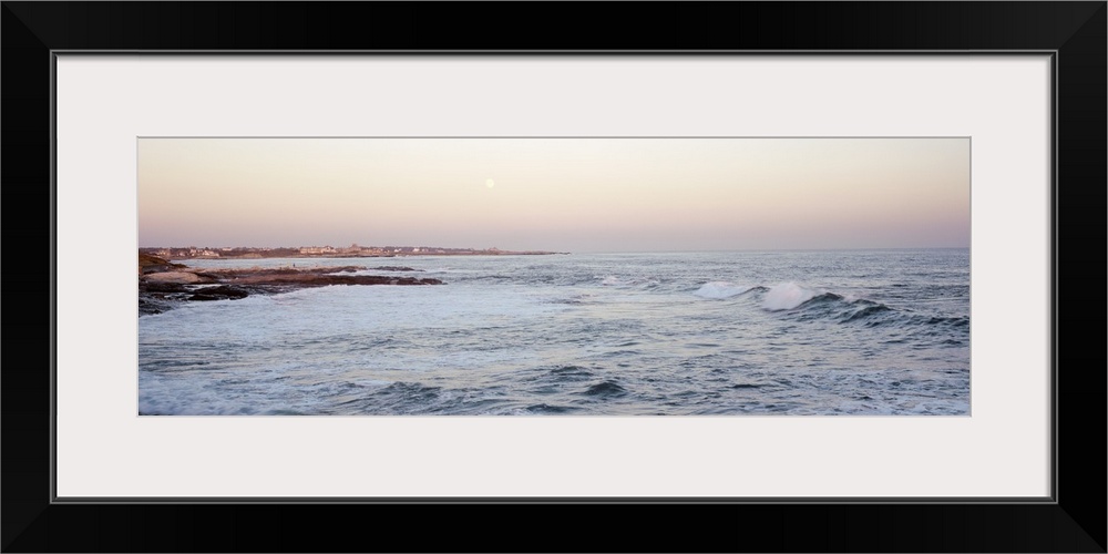 Rhode Island, Atlantic Ocean, Newort Brenton Point, Moonrise over the sea