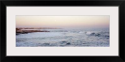 Rhode Island, Atlantic Ocean, Newort Brenton Point, Moonrise over the sea