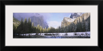 River through a snow covered landscape, El Capitan, Californian Sierra Nevada, Cathedral Rocks, Merced River, Yosemite National Park, Mariposa County, California