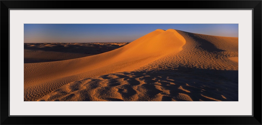 Crest of a sand dune, Douz area, Tunisia