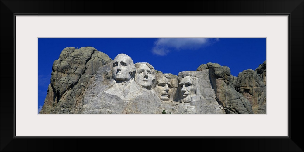 Panoramic photo of the Mount Rushmore mountain.