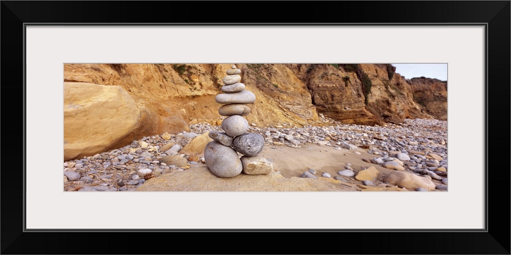 USA, California, San Mateo County, Stone sculpture on beach