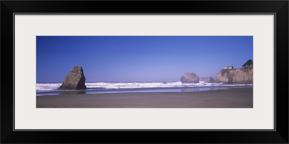 USA, California, Mendocino County, Fort Bragg, Coast, House on Cliff