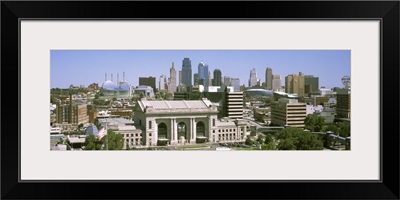 Union Station with city skyline in background, Kansas City, Missouri, USA 2012