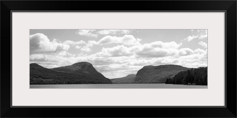 Vermont, Mountain range along the Lake Willoughby