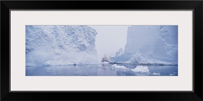 Vessel Icebergs Ross Sea Antarctica