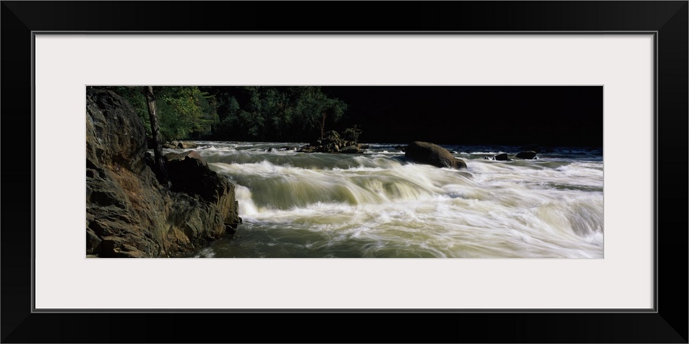 Water flowing through rocks, Broken Nose Rapid, Ocoee River, Tennessee