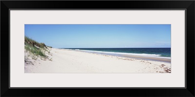 Waves crashing on the beach