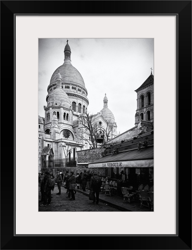 Black and white photo of the Sacre Coeur Basilica, showing the dome architecture.