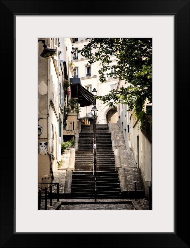 A photograph of a Parisian architecture in Montmarte.