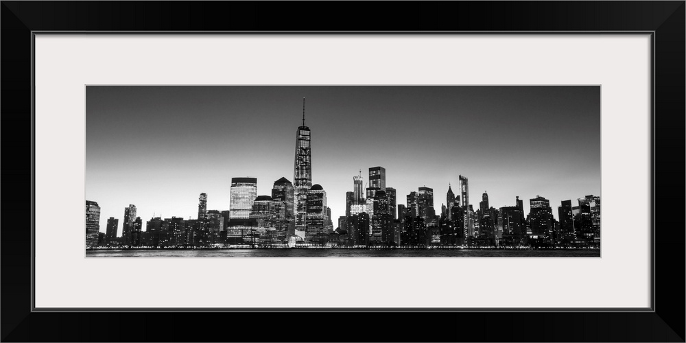 Panoramic view of the New York City skyline with the One World Trade Center tower, at night.