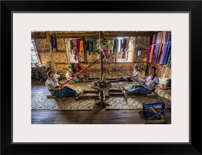 Padaung ring necked women in Inle Lake, Myanmar