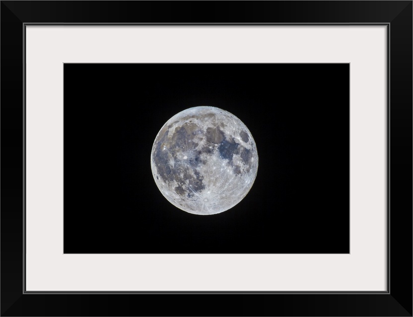 The March 5, 2015 mini-moon, the apogee moon, the most distant full moon of 2015. Digitally enhanced with increased vibran...