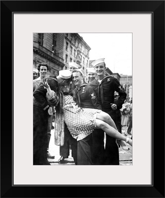 American sailors kissing and posing with a woman, celebrating the end of World War II