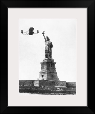 Wilbur Wright flying past the Statue of Liberty, 1909