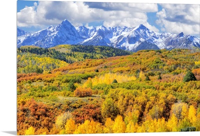 USA, Colorado, San Juan Mountains, Mountain and valley landscape in autumn