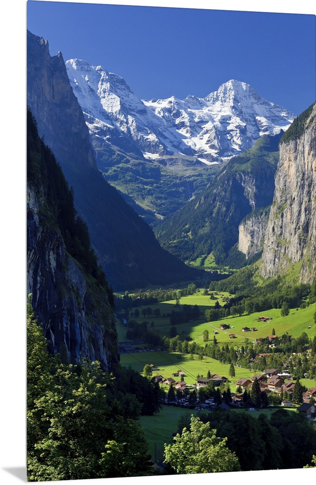 Switzerland, Bernese Oberland, Lauterbrunnen town and Valley