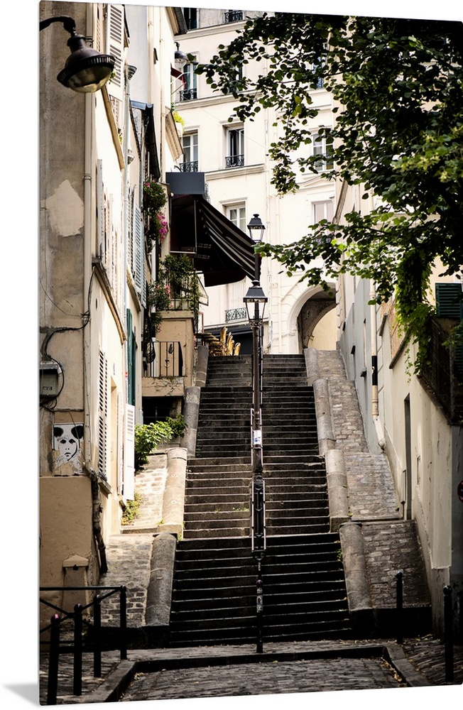 A photograph of a Parisian architecture in Montmarte.