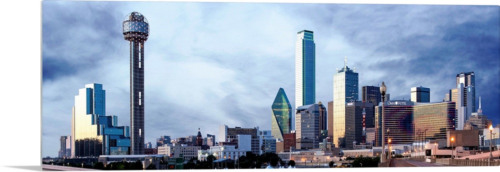 A horizontal image of the city of Dallas, Texas.