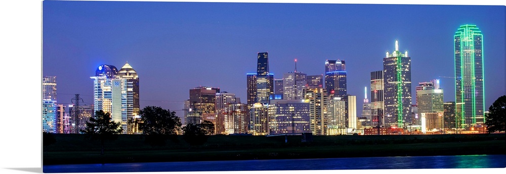 The city skyline of Dallas at night.
