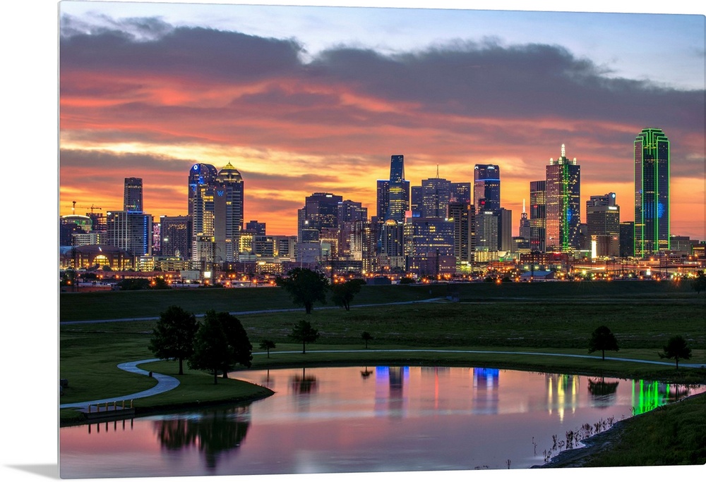 A horizontal image of the Dallas, Texas city skyline at sunset