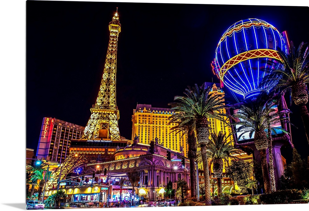 Evening photograph of the Las Vegas strip with the Eiffel Tower and hot air balloon.