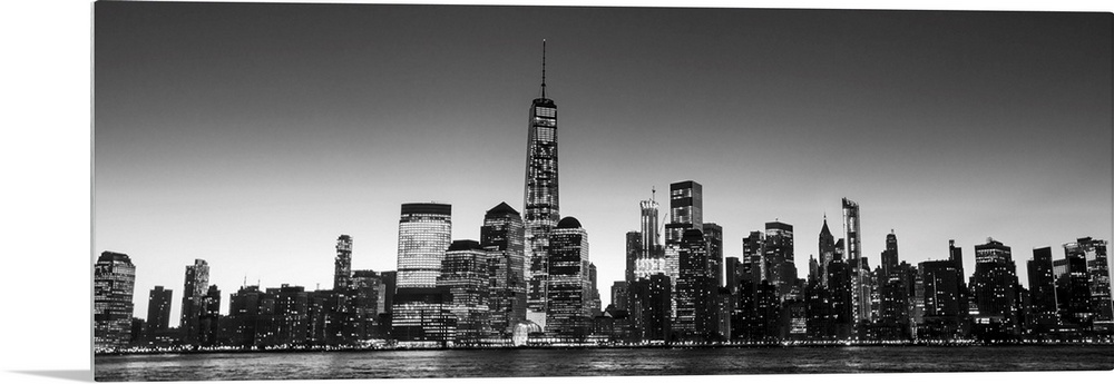 Panoramic view of the New York City skyline with the One World Trade Center tower, at night.