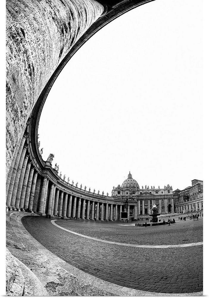 Photo of a row of columns with a curving effect, in black and white.