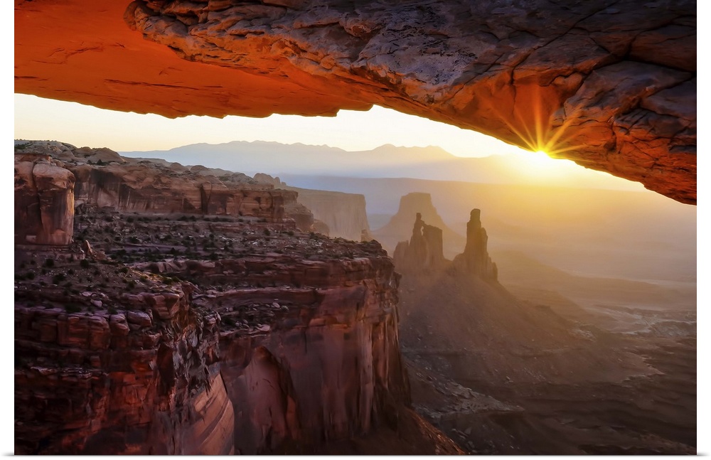 A breathtaking photograph throug the Mesa Arch in Utah's Canyonlands National Park.