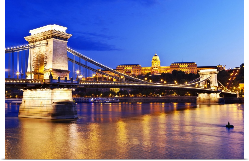 A view of the Chain Bridge over the river Danube at night.