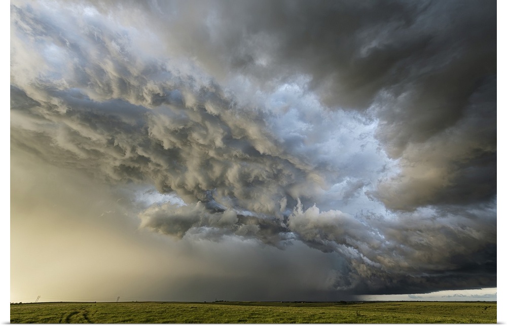 Amazing clouds over the landscape of the American mid-west as supercell thunderstorms develop; Nebraska, United States of ...