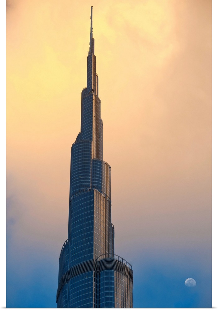 Dubai, Uaedetail Of The Burj Khalifa With Moon Rising Behind