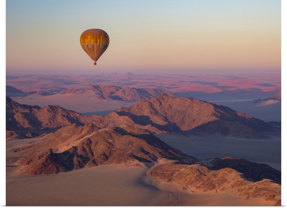 Early morning balloon ride over the sand and mountains in Namib-Naukluft Park, Sossusvlei, Namibia