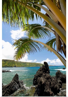 Hawaii, Maui, Keanae, Sunny blue skies light up the lush coast