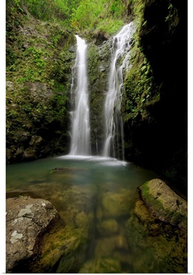 Hawaii, Maui, Makamakaole Gulch, Waihee Ridge Trail, Waterfall and pond