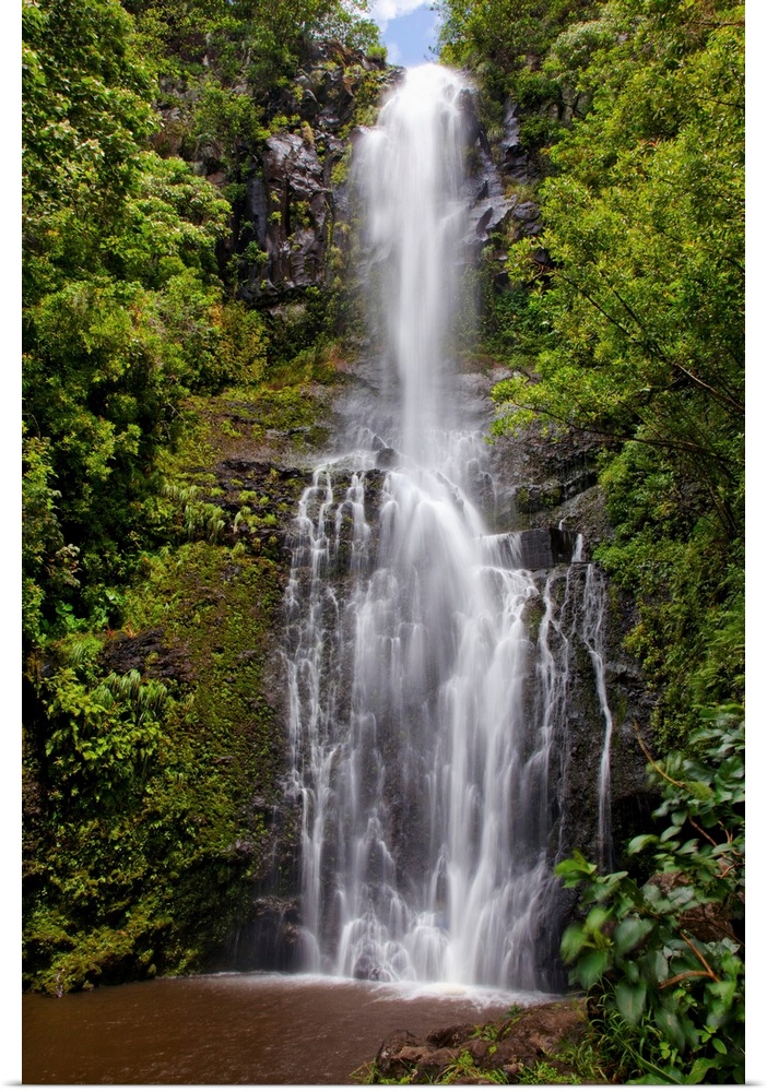 Hawaii, Maui, Wailua Falls, Large Falls With Lush Foliage