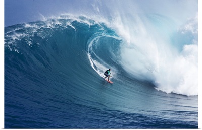 Hawaii, Maui, Yuri Farrant Surfs Huge Wave At Jaws, Aka Peahi