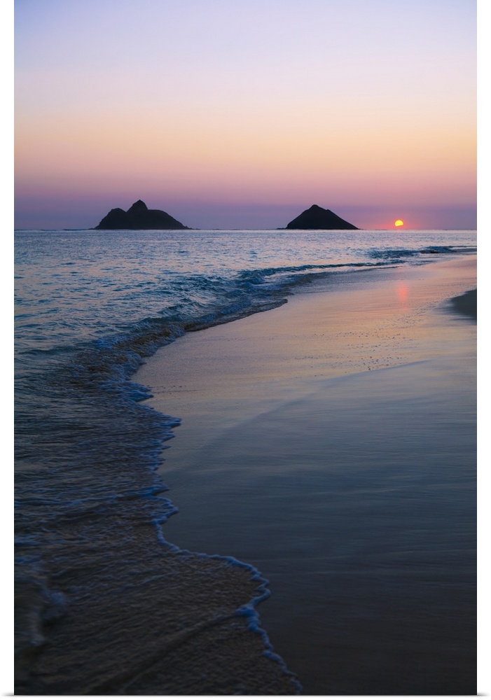 Hawaii, Oahu, Kailua, Lanikai, Sun Sinking Below Horizon On Beach