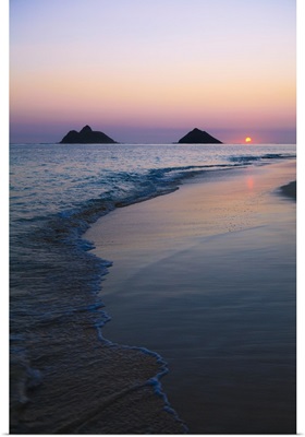 Hawaii, Oahu, Kailua, Lanikai, Sun Sinking Below Horizon On Beach