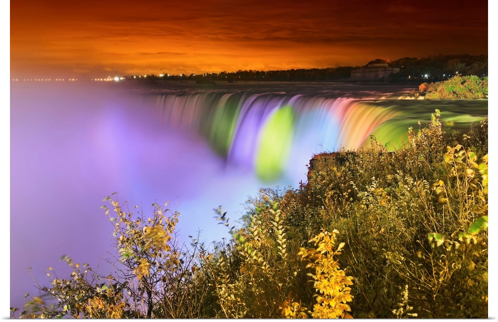Horseshoe falls lit up at night, Niagara falls ontario canada