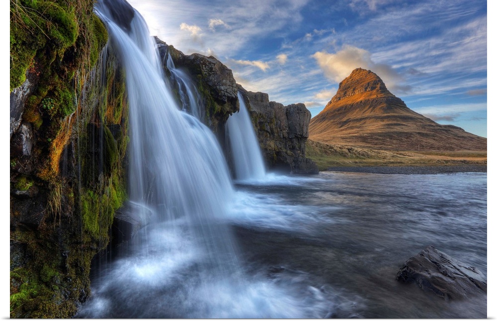 Mountain kirkjufell and waterfall kirkjufellsfoss on the snaefellsnes peninsula, Iceland