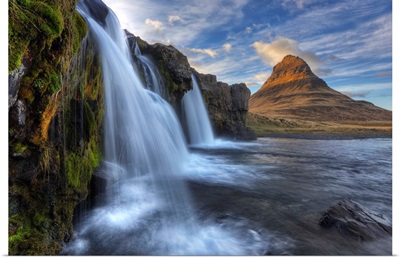 Mountain kirkjufell and waterfall kirkjufellsfoss on the snaefellsnes peninsula, Iceland