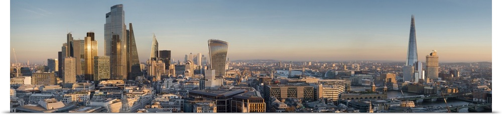 Panoramic cityscape and skyline of London with The Shard, 20 Fenchurch and various other skyscrapers at dusk; London, Engl...