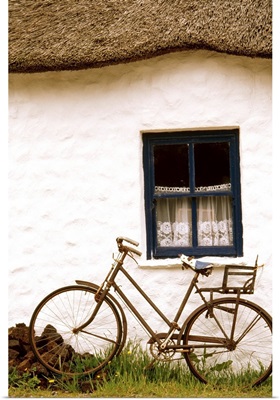 Tahtched Cottage And Bike