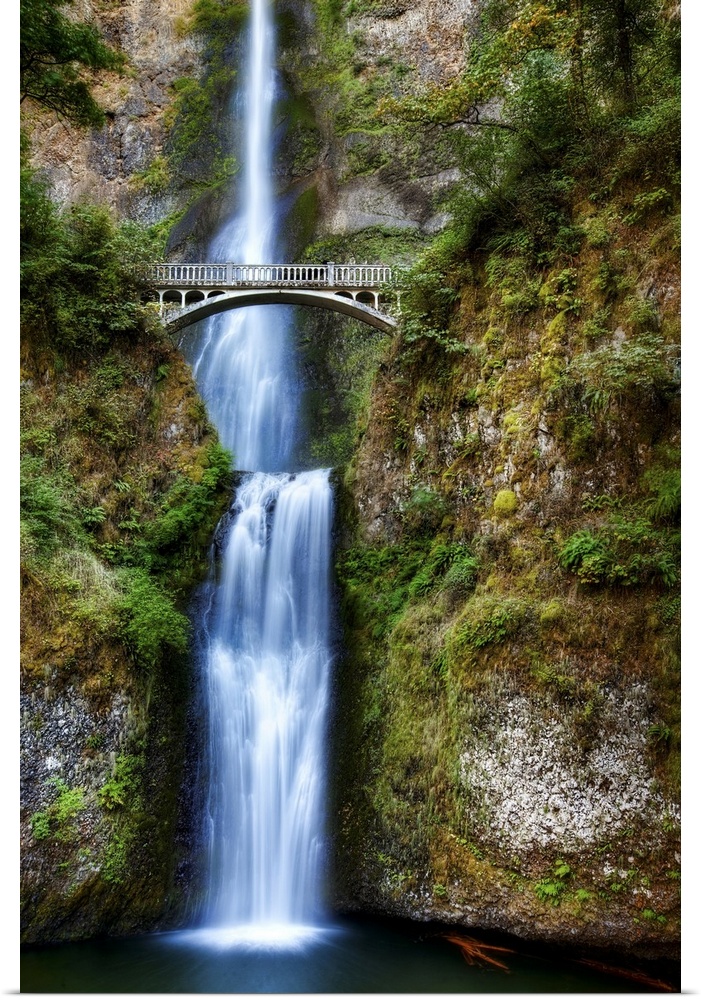 The bridge and waterfalls at Multnomah Falls in Oregon.