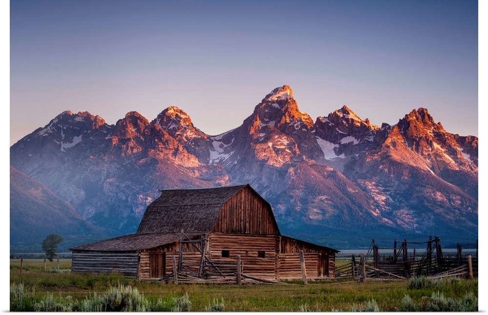 Barn in front of the mountains, color photography